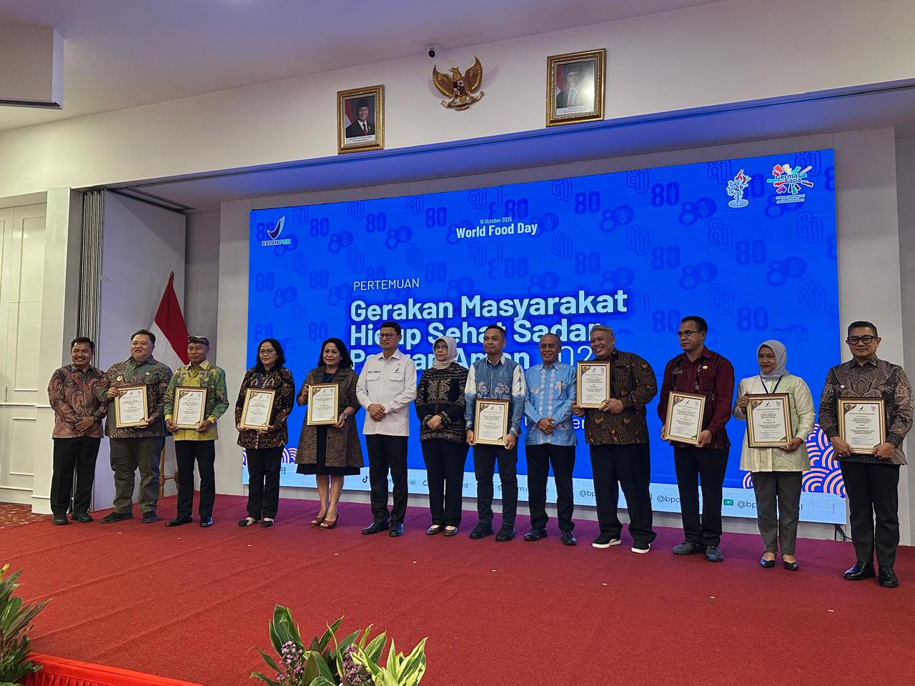 PENYERAHAN PENGHARGAAN PASAR PANGAN AMAN BERBASIS KOMUNITAS TAHUN 2025 YANG DIRAIH OLEH PASAR BARITO TERNATE